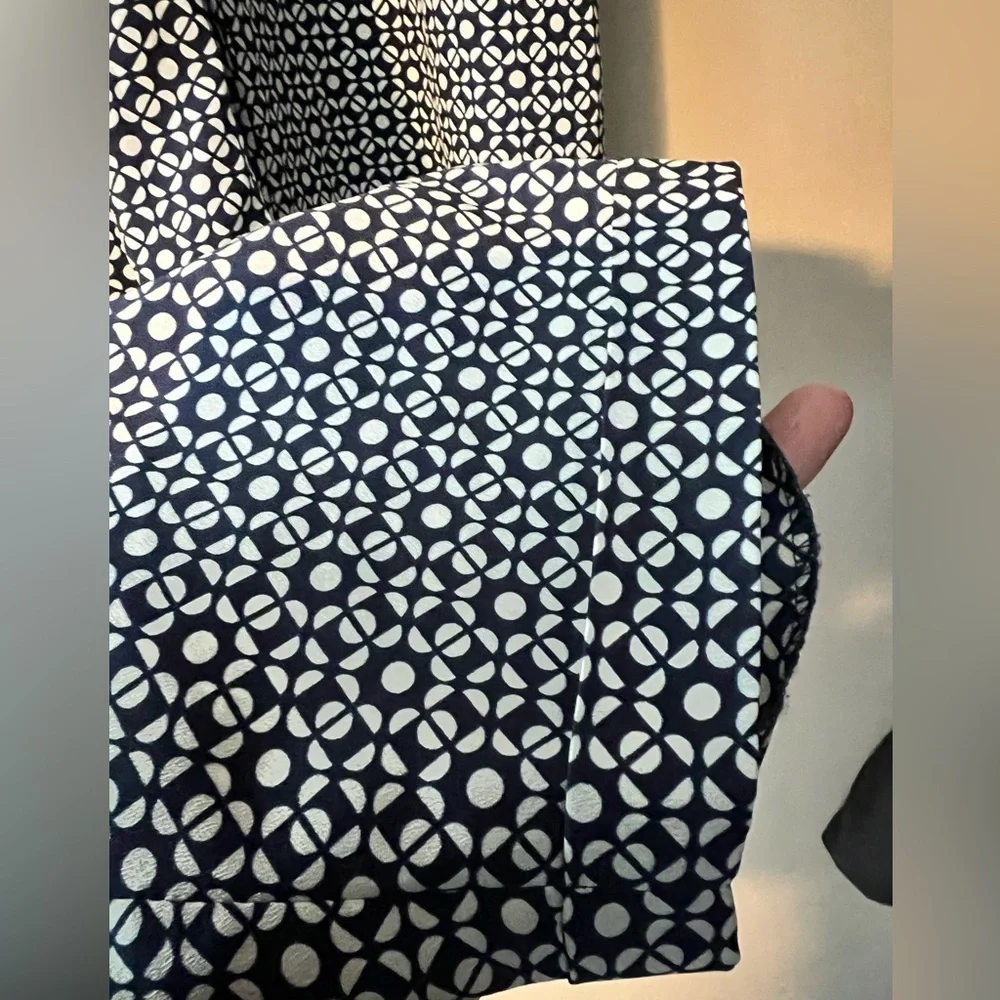 J Crew sz 6 Geo print drawstring pant in navy and white. Pockets and cuffs